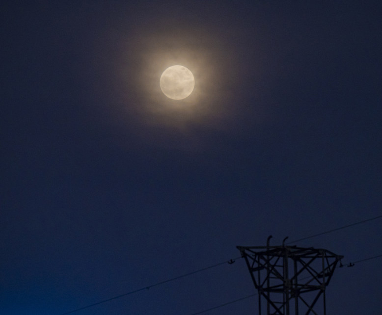 Une superbe super lune est apparue au-dessus de yongcheng