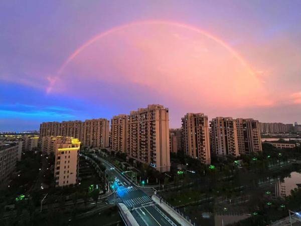 Romantique! Des arcs-en-ciel et des nuages ​​​​enflammés apparaissent ensemble