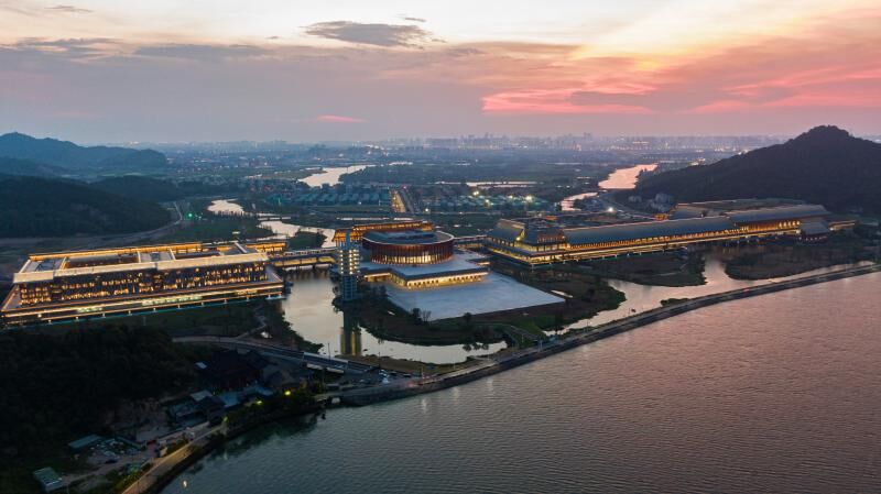 Le centre de congrès international de Ningbo s'illumine