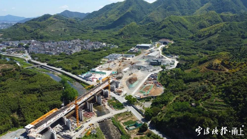 La gare de Xikou du chemin de fer Jinyong, à 10 minutes de route du site pittoresque, ouvrira l'année prochaine