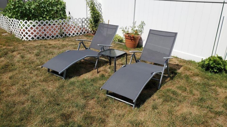 Quels matériaux sont disponibles pour les fauteuils de piscine?