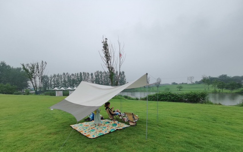 Camping solo, comment construire un auvent seul ?