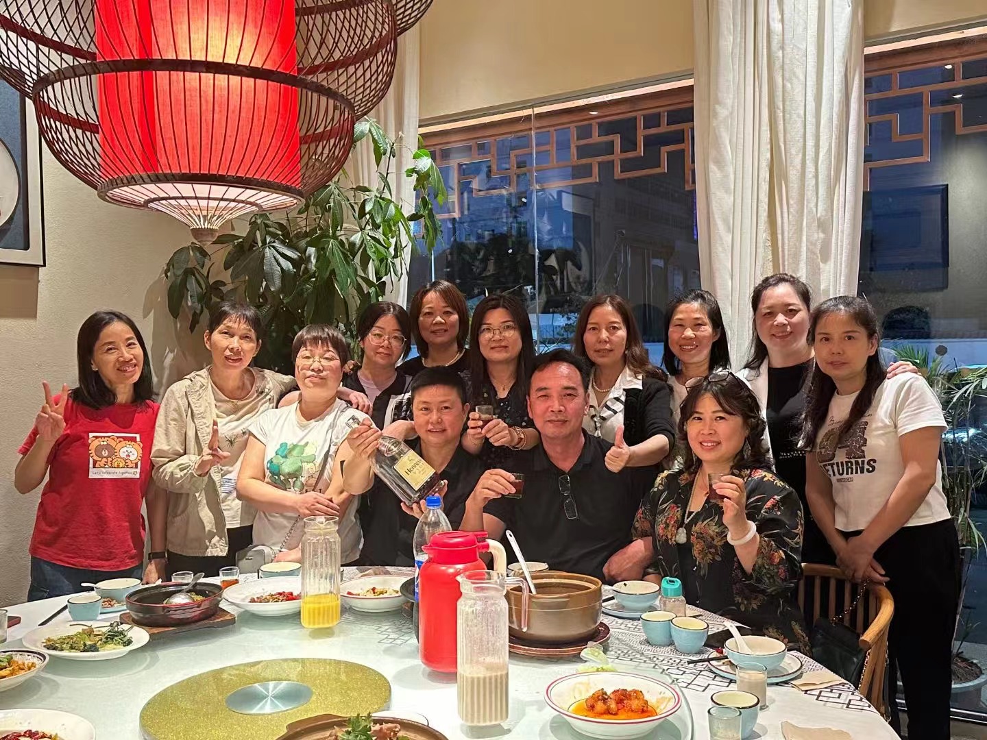 Li Boss a réuni avec des amis pour un dîner