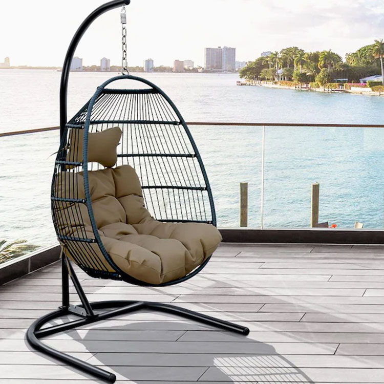 Chaise pivotante en rotin